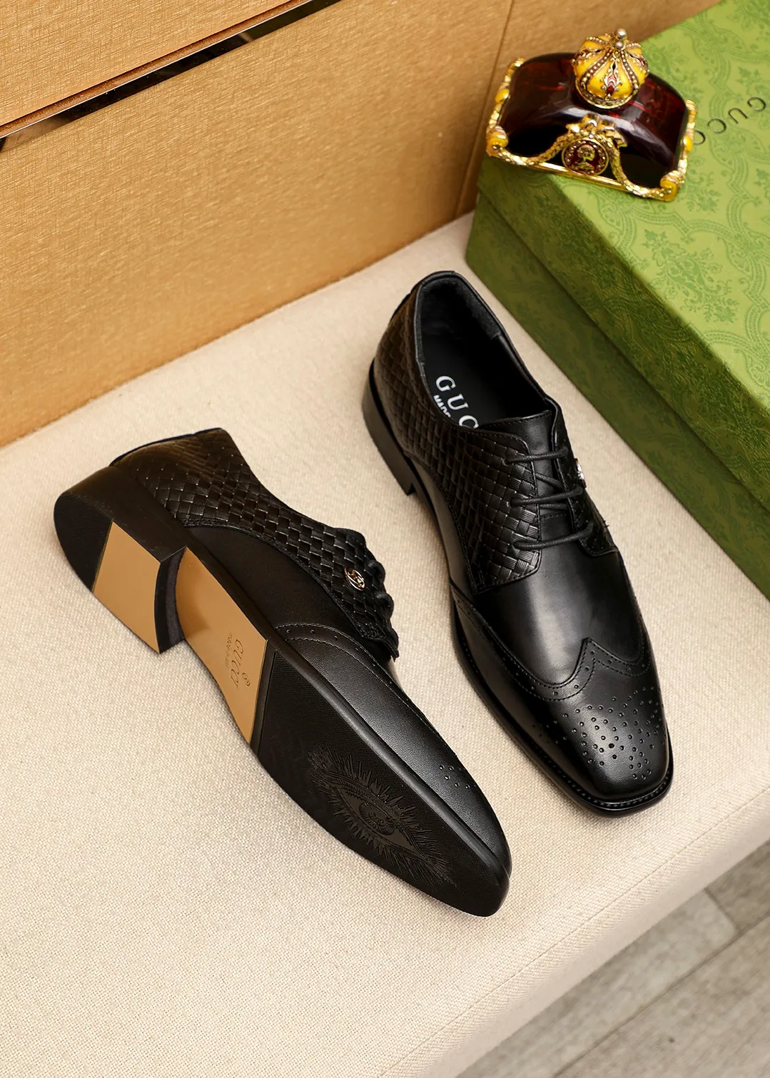 Men's shoes 💰442 💐 Product trademark: GUCCI "Gucci" business leather shoes Regular size: 38-44 (45.46🉑️customized) Product materials: Selected imported first-layer calfskin embossed upper, imported small dyed cowhide leather lining. Strong three-dimensional visual effect, combined outsole Color: 1⃣️color optional